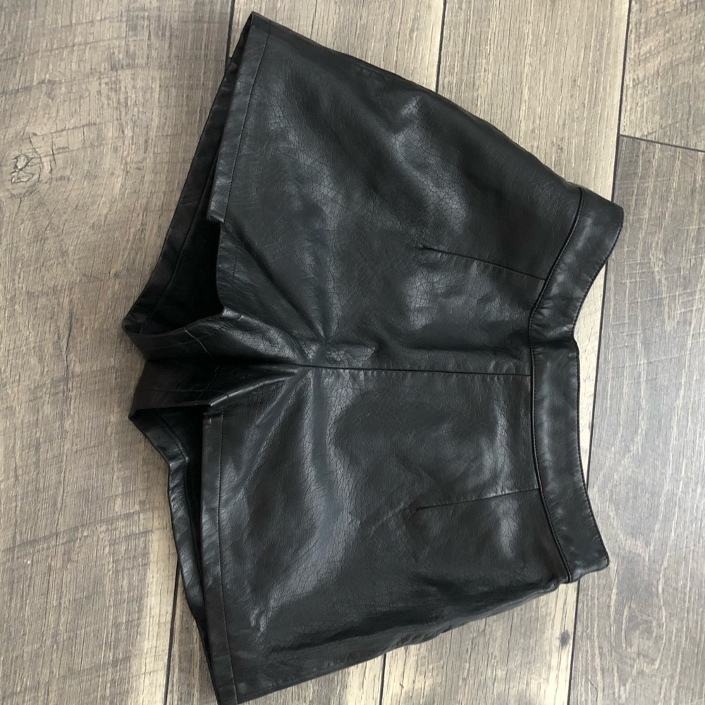 Forever 21 pleather shorts size small zip closure in back